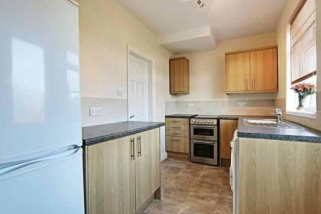 Two Bedroom Terrace House With Parking Kingston upon Hull ภายนอก รูปภาพ